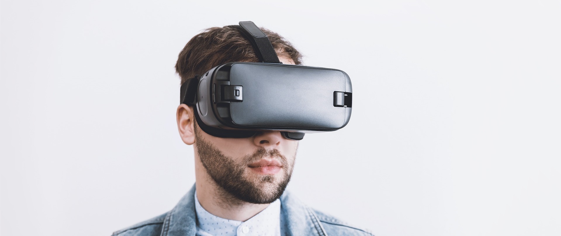 Virtual Reality (VR)